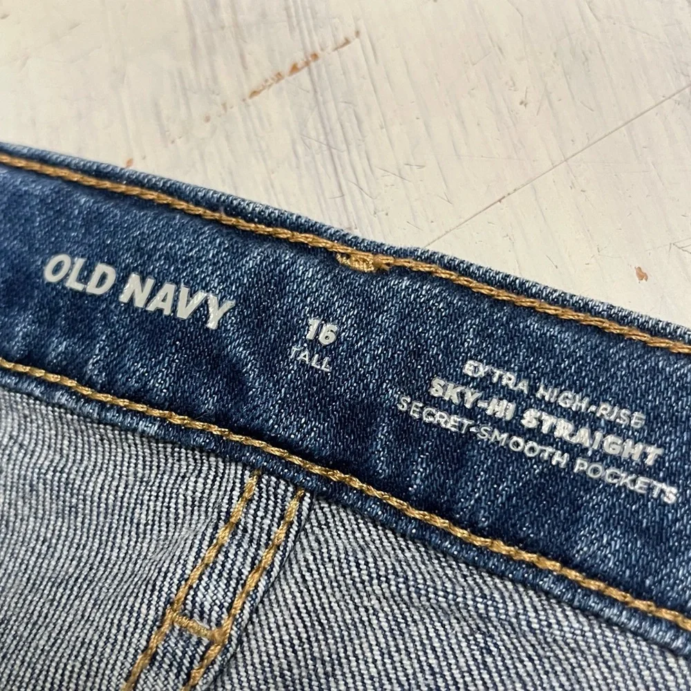 Old Navy Extra High Rise Sky-Hi Straight Secret Smooth Pockets Jeans